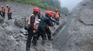 A corrida contra o tempo para resgatar mais de 600 trabalhadores presos em túneis após avalanche no Nepal e no Tibete