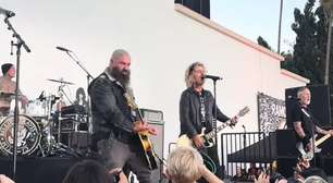 Membros de Green Day, blink-182 e Rancid se unem a CJ Ramone para comemorar os 50 anos do disco de estreia dos Ramones