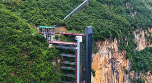 Ir para a escola nessa vila chinesa era uma expedição de 3 horas; hoje são 30 minutos de elevador
