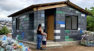 Casa pré-fabricada de plástico reciclado: projeto inovador reutiliza 7 toneladas de resíduos