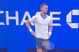 Djokovic vomita em quadra, chora ao vencer game no 5º set e acaba eliminado na estreia no US Open