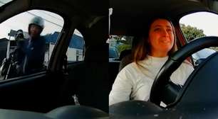 Motorista tem celular furtado em menos de dois segundos no trânsito de SP: 'Não tive reação'