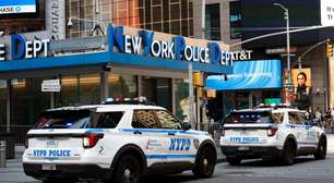 Mulher esfaqueia duas pessoas e é baleada pela polícia na Times Square, em Nova York