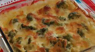 Brócolis gratinado ao molho branco bem cremoso e coberto com bastante queijo