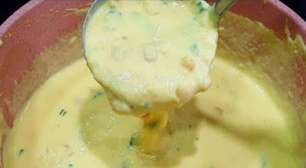 Sopa cremosa de milho quentinha e deliciosa, uma refeição reconfortante e saborosa para o jantar da família