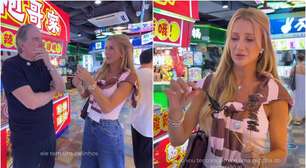 Ana Paula Siebert tenta convencer Roberto Justus a comer escorpião e grilo na China