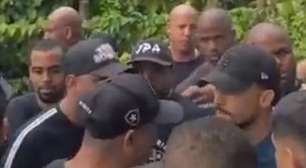 Facção cobra jogadores e protesta no CT do Botafogo