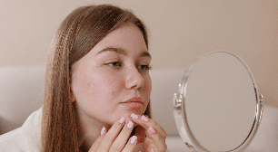 Sua pele piorou depois do skincare? 5 erros que podem causar oleosidade, irritação e espinhas