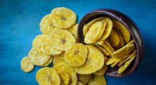 Chips de banana na airfryer: crocantes, fáceis e sem açúcar