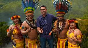 Flávio Bolsonaro diz que indígenas têm direito à 'autonomia sobre seu território' durante visita a aldeia no MT