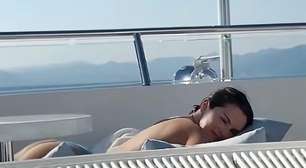 Selena Gomez aparece de topless em vídeo compartilhado pelo marido e gera reações de fãs