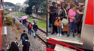 Passageiros caminham pelos trilhos e usam 'prancha' para transferência entre trens após pane na Linha 12 da CPTM