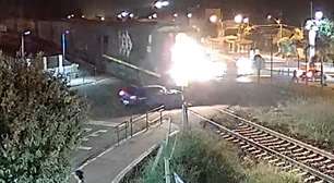 Vídeo mostra momento em que carro é atingido por trem no interior de SP