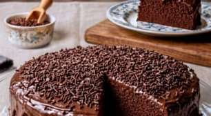 Bolo de chocolate fácil com brigadeiro: todo mundo ama
