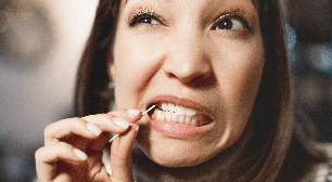Usar palito de dente parece inofensivo, mas pode prejudicar a gengiva; entenda