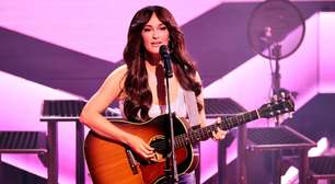Kacey Musgraves homenageia a 'supernova' Dolly Parton e faz cover de '9 to 5'