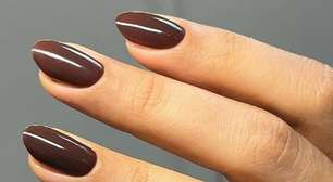 Em setembro, as unhas já ganham um tom marrom, e esses designs são pura elegância