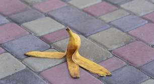 Você joga a casca de banana no lixo? Descubra como ela pode ajudar na limpeza da casa