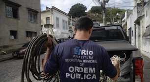 Toneladas de cabos e entulho são retiradas de ferros-velhos desapropriados pela Prefeitura do Rio no Sampaio