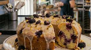 Bolo de limão com iogurte e amora