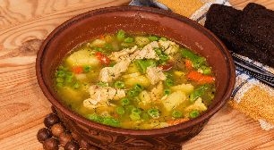 Quer um jantar leve e rico em proteínas? Veja 3 receitas de sopas saudáveis
