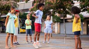 A psicologia diz que pessoas que cresceram brincando na rua até escurecer não veem essa infância como desleixo, mas como um treino precoce de autonomia e confiança