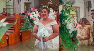Casal mantém celebração de casamento mesmo com igreja alagada na altura da cintura