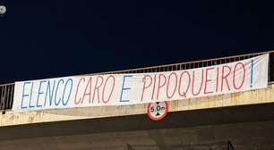 Torcida do Cruzeiro espalha faixas de protesto após eliminação na Copa do Brasil