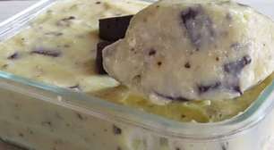 Gelado cremoso de abacaxi preparado com Bis, para você surpreender e encantar a família
