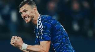 Aos 40 anos, Dzeko anuncia aposentadoria da seleção da Bósnia