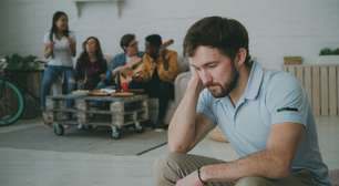 Ser ignorado sem explicação pode doer além do emocional, e pessoas com baixa autoestima tendem a sentir o efeito com mais força