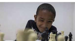 Menino brasileiro de apenas 10 anos é um gênio: ele criou jogo aos 7 após curso de Harvard e hoje vive em abrigo com a mãe e luta para voltar a estudar