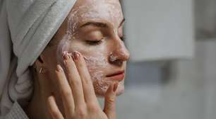 Slugging para pele oleosa: como evitar acne sem abrir mão da tendência