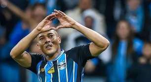 Carlos Vinícius marca duas vezes, Grêmio atropela o Internacional e vai à semifinal da Copa do Brasil