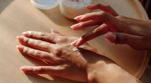 Passar hidratante e continuar com as mãos ásperas pode ter relação com hábitos que acontecem antes e depois do creme