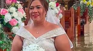 Casamento na enchente: Noiva enfrenta igreja alagada até a cintura; veja as imagens