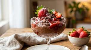 Mousse fit de chocolate com calda de morango: cremosa e fácil