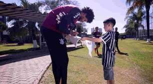 Menino hostilizado por ganhar camisa de Neymar visita o Corinthians