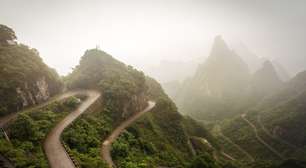 Com 99 curvas fechadas em apenas 11 km, a estrada mais extrema da China contorna penhascos verticais e desafia motoristas: conhecida como a "espinha do dragão" a via serpenteia a montanha Tianmen a 1.300 metros de altitude