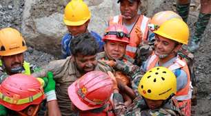 'Milagre' de resgate de sobreviventes após nove dias em túnel leva esperança a famílias no Nepal