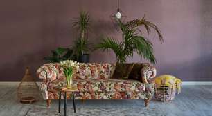 O sofá 'de vó' voltou? Estampa floral ressurge como tendência na decoração