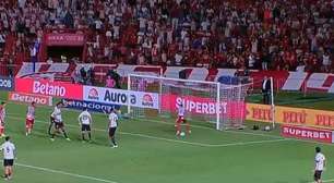 Que aflição! Atacante do Náutico perde gol incrível na pequena área