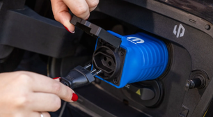 Carros da Leapmotor agora podem alimentar até geladeira em caso de falta de energia
