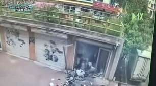 Explosão na China lança homem para fora e o deixa só de cueca
