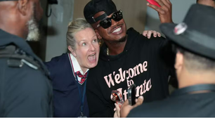 Atração do Rock in Rio, Ne-Yo desembarca no Brasil e atende a fãs no aeroporto