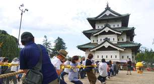 O Japão precisava mover um castelo de 360 toneladas e decidiu não desmontá-lo; 1.800 pessoas o puxaram usando cordas e roletes