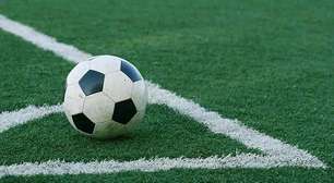 Tradição de homens jogarem futebol de vestido é proibida por autoridades na Indonésia