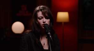 Violet Grohl encanta em versão acústica e intimista para clássico do The Cure