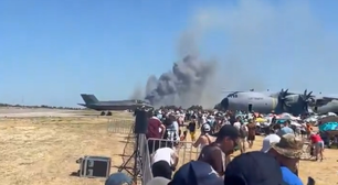 Avião cai durante exibição na Grécia e pilotos morrem