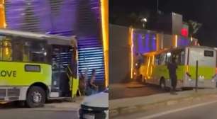 Ônibus sai da pista, invade motel e deixa duas pessoas feridas em MG